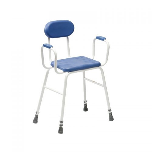 Réf: 812057 - IDENTITES Pour faciliter le quotidien des personnes en situation de handicap ou à mobilité réduite et ainsi les aider à effectuer les tâches quotidiennes au sein de leur domicile, nous vous proposons la chaise haute confort. Equipée d'une assise inclinée vers l'avant, cette chaise haute confort vous permet de vous reposer et ainsi de pratiquer l'activité que vous souhaitez réaliser sans effort. Quels sont les avantages de la chaise haute confort ? Avoir cette chaise haute confort à disposition chez vous, vous permettra d'effectuer les petites tâches du quotidien comme le repassage ou la vaisselle sans effort. L'assise de la chaise haute confort limite vos efforts musculaires pour vous relever et vous asseoir. De plus, cette chaise haute confort est équipée de deux accoudoirs capitonnés qui vous aideront à vous relever. L'assise de la chaise haute confort est munie de petites rainures antidérapantes pour vous éviter tout glissement et ainsi limiter le risque de chute. La dossier de la chaise haute confort est en mousse souple, imperméable et lavable pour faciliter son entretien. Pour plus de stabilité, les pieds de la chaise haute confort sont antidérapants.