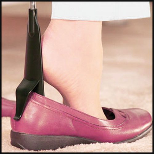 Réf: 819086 - IDENTITES Longueur 54 - 75 cm Ce chausse-pied pratique permet de vous chausser sans vous baisser. Vous choisissez la longueur en fonction de vos besoins. Il est équipé d'une pince évitant que la chaussure ne bouge. Acier chromé et polypropylène.