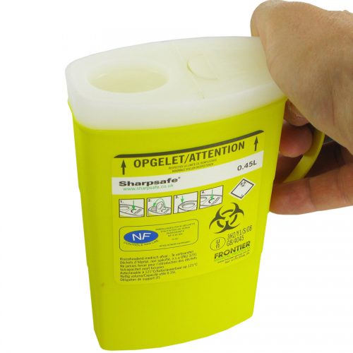 Les conteneurs Sharpsafe sont conçus pour la collecte de déchets médicaux perforants. Le modèle Exchange 0,45 litre est destiné à la récupération des seringues usagées avec aiguilles serties (seringues à insuline, seringues pré-remplies) jusqu'à 5 ml. C'est un collecteur monobloc (le couvercle et le corps sont pré-assemblés). Le couvercle comporte une ouverture équipée d'un système de fermeture provisoire ou définitive. La fermeture définitive assure une étanchéité totale, supprimant tout risque de contamination. Avec sa grande résistance, son faible encombrement et sa poignée latérale il est parfaitement adapté à une utilisation nomade et se glisse facilement dans une trousse de secours, de soins ou une mallette médicale.