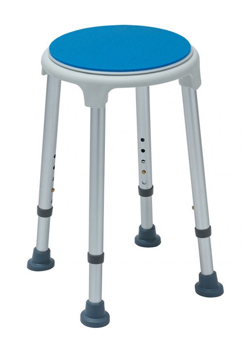 tabouret douche rotatif Blue seat La gamme Blue seat se décline en différents sièges et marche pieds à utiliser pour accéder au bain ou à la douche. Sans risque de corrosion grâce à leur structure en dur-aluminium anodisé, leur assise est recouverte d'un coussinet souple pour un meilleur confort et éviter tout glissement.