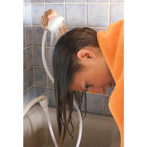 Cette douchette se connecte très facilement sur le robinet du lavabo et permet de se rincer les cheveux comme chez le coiffeur. Très facile d'utilisation.