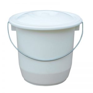 Seau facilement nettoyable en matière plastique. Contenance 10 litres. Diamètre extérieur 33 cm. Hauteur 25 cm. Avec couvercle et anse.