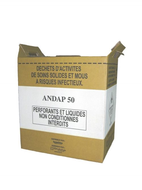Caisse en carton ondulé double face (kraft vierge). Epaisseur moyenne : 2,9 mm. Haute résistance à l´humidité. Fond automatique. Deux poignées extérieures renforcées avec large passage de main protégé et anti-coupe doigt. Instructions de montage sur le carton. Sachet interne jaune en PEBD 60 microns rabattable sur la périphérie. Collage périphérique interne du sachet, au niveau de la limite de remplissage. Lien de fermeture du sachet solidaire du carton. Fermeture provisoire et définitive. Limite de remplissage sur le carton visible lors de toutes les étapes d´utilisation. Conforme ADR, NFX30-507 et aux arrêtés DASRI des 24 novembre 2003 et 6 janvier 2006. Usage interdit pour les déchets perforants et liquides non conditionnés. Capacité utile : 47 L . Masse brute maximale : 12.5 kg . Dimensions couvercle fermé (HxLxl) : 435 x 401 x 296 mm . Poids : 0,610kg
