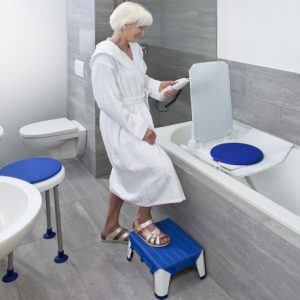 Ce tabouret de bain est très stable. Il possède des patins et revêtements anti-dérapants. La base antidérapante est lavable en machine. Coloris : Bleu Descriptif du Marche pied et tabouret de bain Aquatec Step    Pour laver la base antidérapante bleue, il vous suffit de la déclipser. 