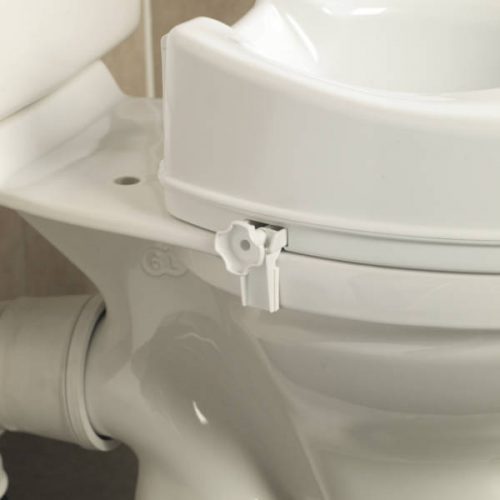 Siège de toilettes Savanah avec abattant Homecraft Pouvoir aller seul aux toilettes est important. Un siège de toilettes surélevé fixé sur la cuvette rehausse l’utilisateur, ce qui lui permet de s’asseoir et de se lever plus facilement. Ce siège de toilette est conçu pour permettre de s’asseoir et de se lever des toilettes plus facilement. Le siège de toilette surélevé offre la hauteur nécessaire aux utilisateurs pour s'asseoir et se lever facilement sans aucune difficulté ni aide supplémentaire. Les utilisateurs gagnent en confiance et en autonomie lorsqu'ils utilisent ce siège de toilette surélevé. Ce siège de toilette surélevé est un excellent investissement pour les personnes âgées ou handicapées, afin de permettre plus d'intimité dans les toilettes et de permettre à l'utilisateur d'être plus indépendant. Ce siège de toilette est disponible en trois hauteurs différentes pour trouver la solution idéale pour chaque utilisateur. Construit en plastique léger avec une légère pente en avant, il est encore plus facile pour l'utilisateur de s'asseoir et de se lever du siège de toilette. Équipé de supports réglables pour assurer la sécurité de l'utilisateur pendant l'utilisation. Caractéristiques de ce siège de toilettes : Forme anatomique pour accroître le confort du patient Légère inclinaison pour s’asseoir et se relever plus facilement Grandes découpes avant et arrière pour faciliter l’hygiène personnelle Pare éclaboussures profond pour minimiser les salissures Siège en plastique léger et solide, chaud au toucher L’ensemble entièrement hermétique résiste aux taches et aux odeurs Gros boutons rainurés pour faciliter le montage et le retrait Les sièges sans cadre se fixent à la cuvette par deux supports latéraux réglables solides et sur support en forme de bec à l’avant. Les rembourrages en caoutchouc antidérapant liés assurent la fixation solide du siège sur la porcelaine. S’adaptent sur la plupart des cuvettes de taille standard Facilement lavable