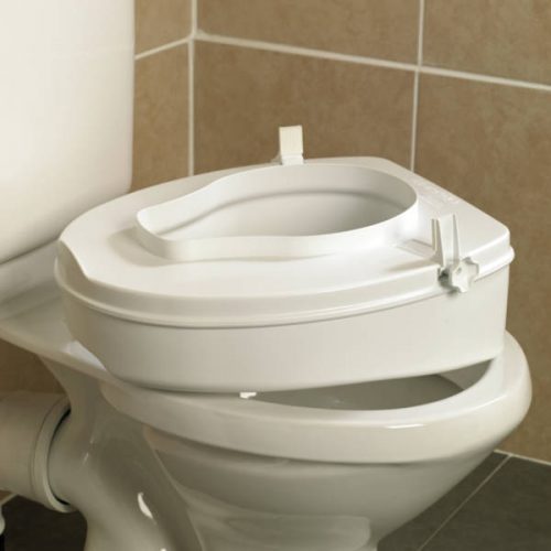 Siège de toilettes Savanah avec abattant Homecraft Pouvoir aller seul aux toilettes est important. Un siège de toilettes surélevé fixé sur la cuvette rehausse l’utilisateur, ce qui lui permet de s’asseoir et de se lever plus facilement. Ce siège de toilette est conçu pour permettre de s’asseoir et de se lever des toilettes plus facilement. Le siège de toilette surélevé offre la hauteur nécessaire aux utilisateurs pour s'asseoir et se lever facilement sans aucune difficulté ni aide supplémentaire. Les utilisateurs gagnent en confiance et en autonomie lorsqu'ils utilisent ce siège de toilette surélevé. Ce siège de toilette surélevé est un excellent investissement pour les personnes âgées ou handicapées, afin de permettre plus d'intimité dans les toilettes et de permettre à l'utilisateur d'être plus indépendant. Ce siège de toilette est disponible en trois hauteurs différentes pour trouver la solution idéale pour chaque utilisateur. Construit en plastique léger avec une légère pente en avant, il est encore plus facile pour l'utilisateur de s'asseoir et de se lever du siège de toilette. Équipé de supports réglables pour assurer la sécurité de l'utilisateur pendant l'utilisation. Caractéristiques de ce siège de toilettes : Forme anatomique pour accroître le confort du patient Légère inclinaison pour s’asseoir et se relever plus facilement Grandes découpes avant et arrière pour faciliter l’hygiène personnelle Pare éclaboussures profond pour minimiser les salissures Siège en plastique léger et solide, chaud au toucher L’ensemble entièrement hermétique résiste aux taches et aux odeurs Gros boutons rainurés pour faciliter le montage et le retrait Les sièges sans cadre se fixent à la cuvette par deux supports latéraux réglables solides et sur support en forme de bec à l’avant. Les rembourrages en caoutchouc antidérapant liés assurent la fixation solide du siège sur la porcelaine. S’adaptent sur la plupart des cuvettes de taille standard Facilement lavable
