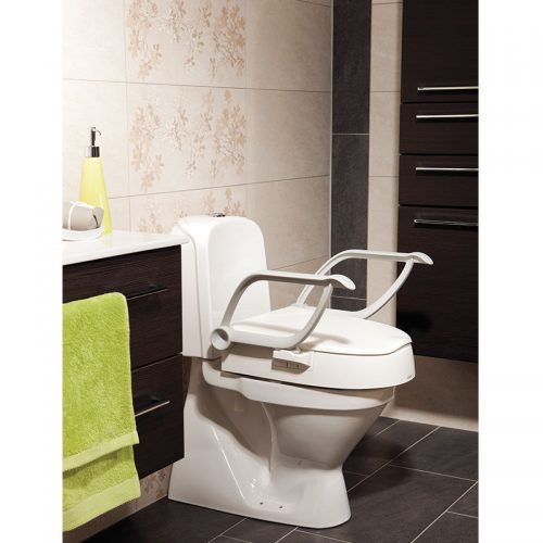 La réhausse WC Cloo est une solution pour les personnes âgées pour s'asseoir et se relever sans effort des toilettes. Il est composé d'une réhausse d'assise et de deux accoudoirs latéraux. Quand on s'asseoit sur une assise haute, il est plus facile de se relever, les accoudoirs permettent de prendre un appui sûr et stable pour s'asseoir et se relever. Il se fixe directement sur la cuvette existante et vous garantit une tenue optimale du siège. La réhausse est réglable : vous pouvez faire varier la hauteur de + 6, +10 ou +14 cm par rapport à votre cuvette. Très facile à nettoyer grâce à ses surfaces plates et à son siège détachable. Modèle avec ou sans accoudoirs escamotables. Largeur entre accoudoirs 49 cm. Poids maximum autorisé 130 kg.