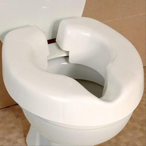 Besoin d’un rehausseur de toilettes quel que soit l’endroit où vous allez ? Ce siège surélevé est fait pour vous. Facile et rapide à fixer sur n’importe quel type de WC, vous pourrez l’emmener partout. Facile à installer Rapprochez les deux côtés de la partie ouverte en forme de fer à cheval Placez le crochet avant sous le siège de toilette existant Poussez vers le bas Relâchez la section ouverte. Pour retirer le siège, il suffit d'inverser la procédure en enlevant le crochet arrière en premier. Hygiénique Ce siège de toilette surélevé peut être stérilisé jusqu'à 80°C pour un maximum d'hygiène.