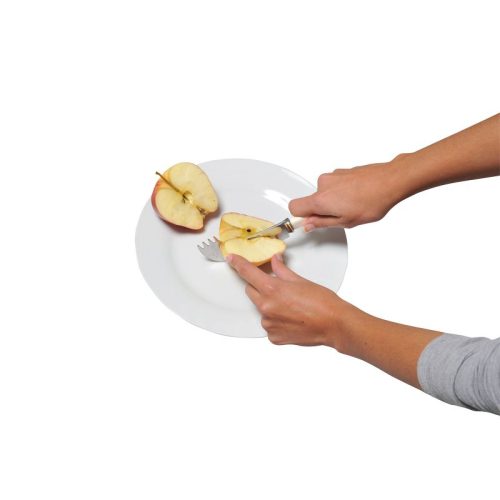 Ce couteau-fourchette vous permet de manger plus facilement avec une seule main. Sa lame en inox de haute qualité permet de découper les aliments et de les piquer facilement. Grâce à la forme de la lame, la découpe se fait très facilement par un mouvement de balancier. Manche en mousse rendant l'ensemble très léger, seulement 90 gr. Alternative au couteau Nelson 813058 Longueur 20,5 cm, dont lame 11 cm.